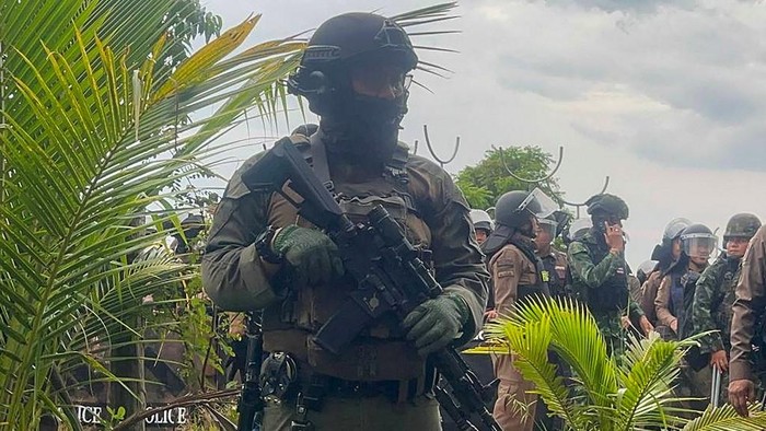 Tentara Thailand berjaga di area perbatasan yang menjadi sengketa dengan Kamboja Foto: AFP PHOTO/Agence Kampuchea Press (AKP)