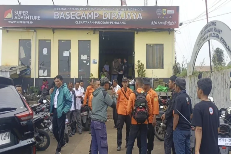 BPBD-Pemalang-proses-evakuasi-pendaki-GS.jpg