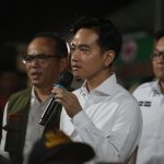 Wapres Gibran Rakabuming Raka memberikan keterangan pers di bandara