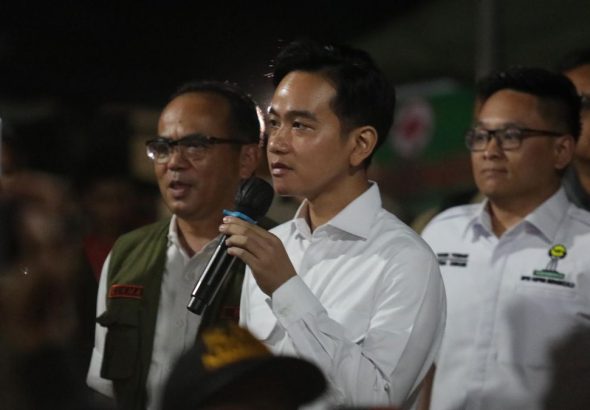 Wapres Gibran Rakabuming Raka memberikan keterangan pers di bandara