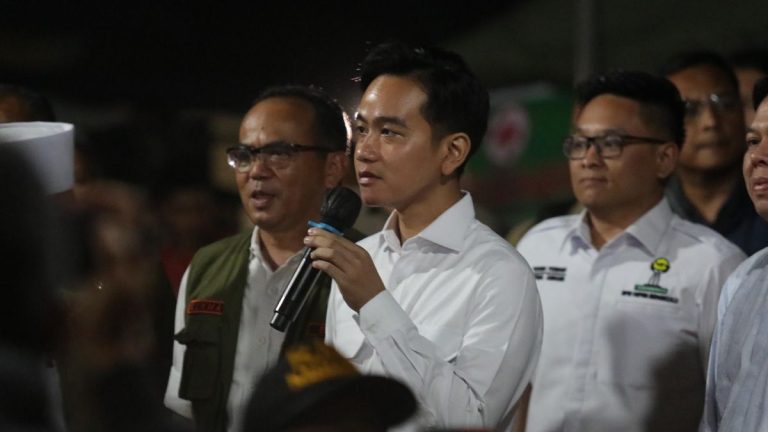 Wapres Gibran Rakabuming Raka memberikan keterangan pers di bandara